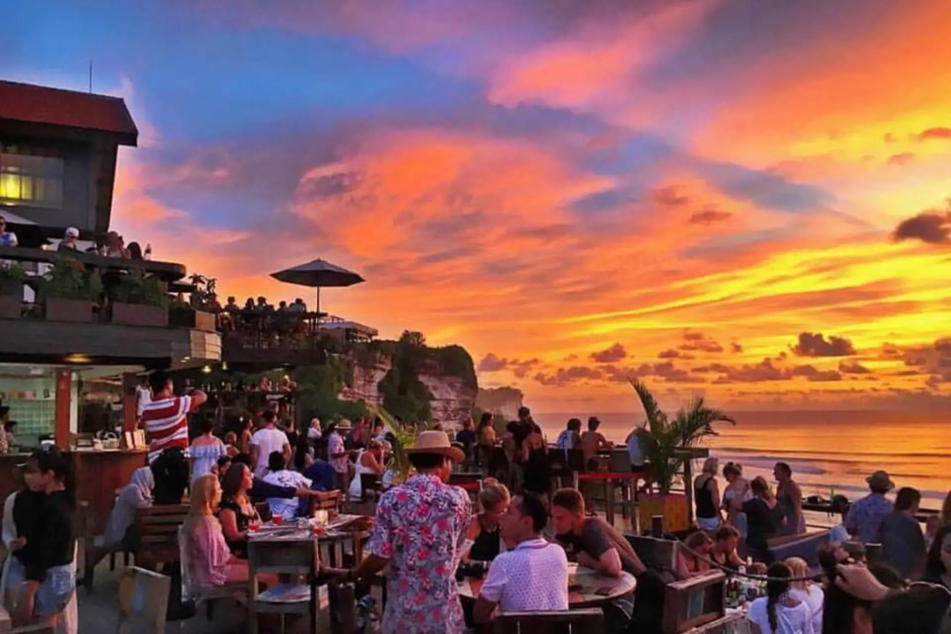 single-fin-uluwatu-sunset-bar-with-epic-ocean-views
